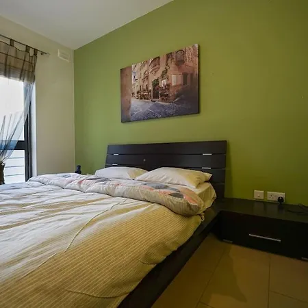 Lovely Penthouse In The Center Naxxar